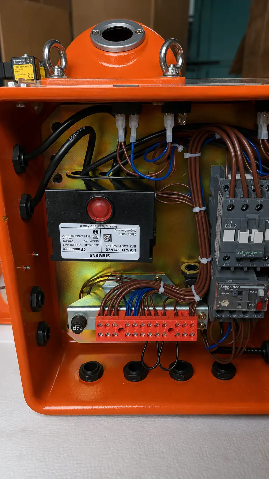 Interior del tablero de control con cableado y protecciones