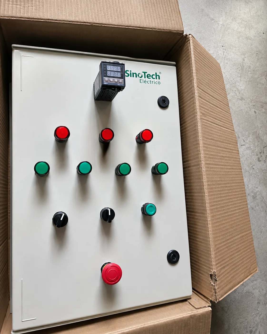 Tablero de mando con pulsadores y pilotos, listo para entrega