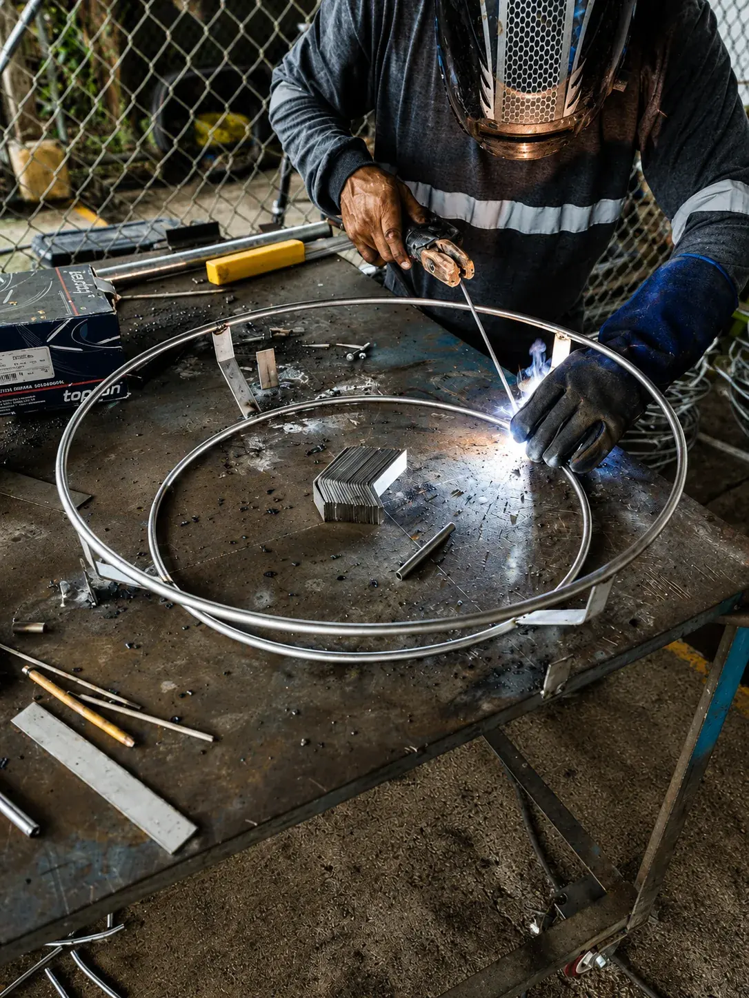 Soldadura de anillo estructural en mesa de taller