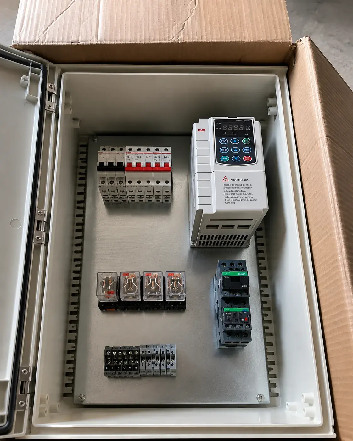 Tablero de control con variador de frecuencia y protecciones