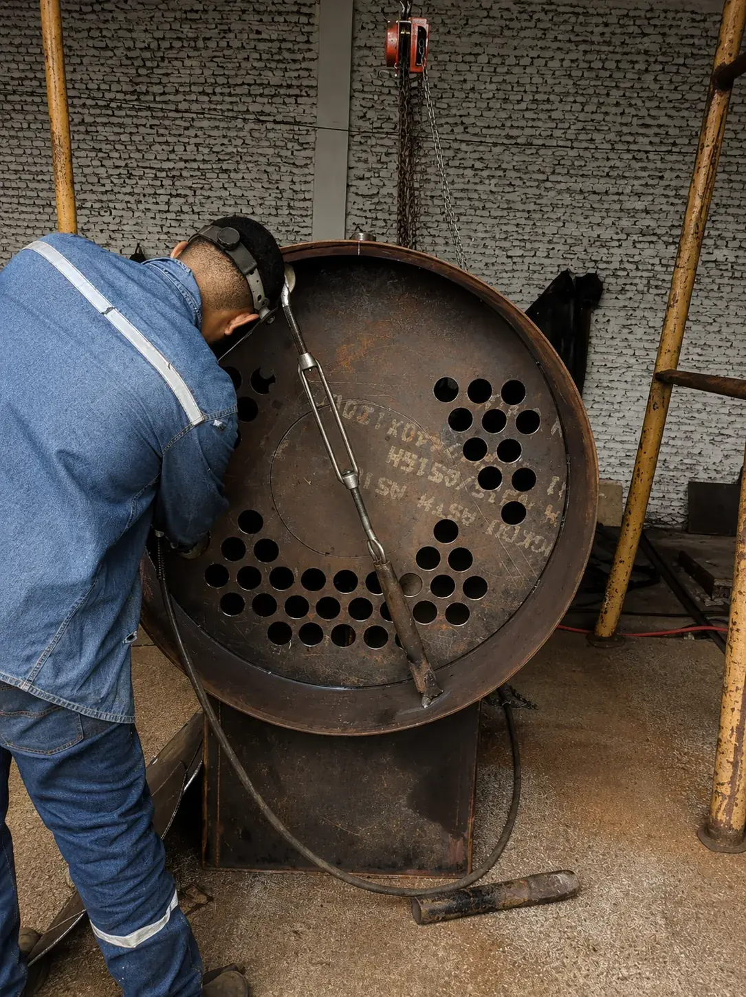 Técnico trabajando en el espejo de tubos del caldero